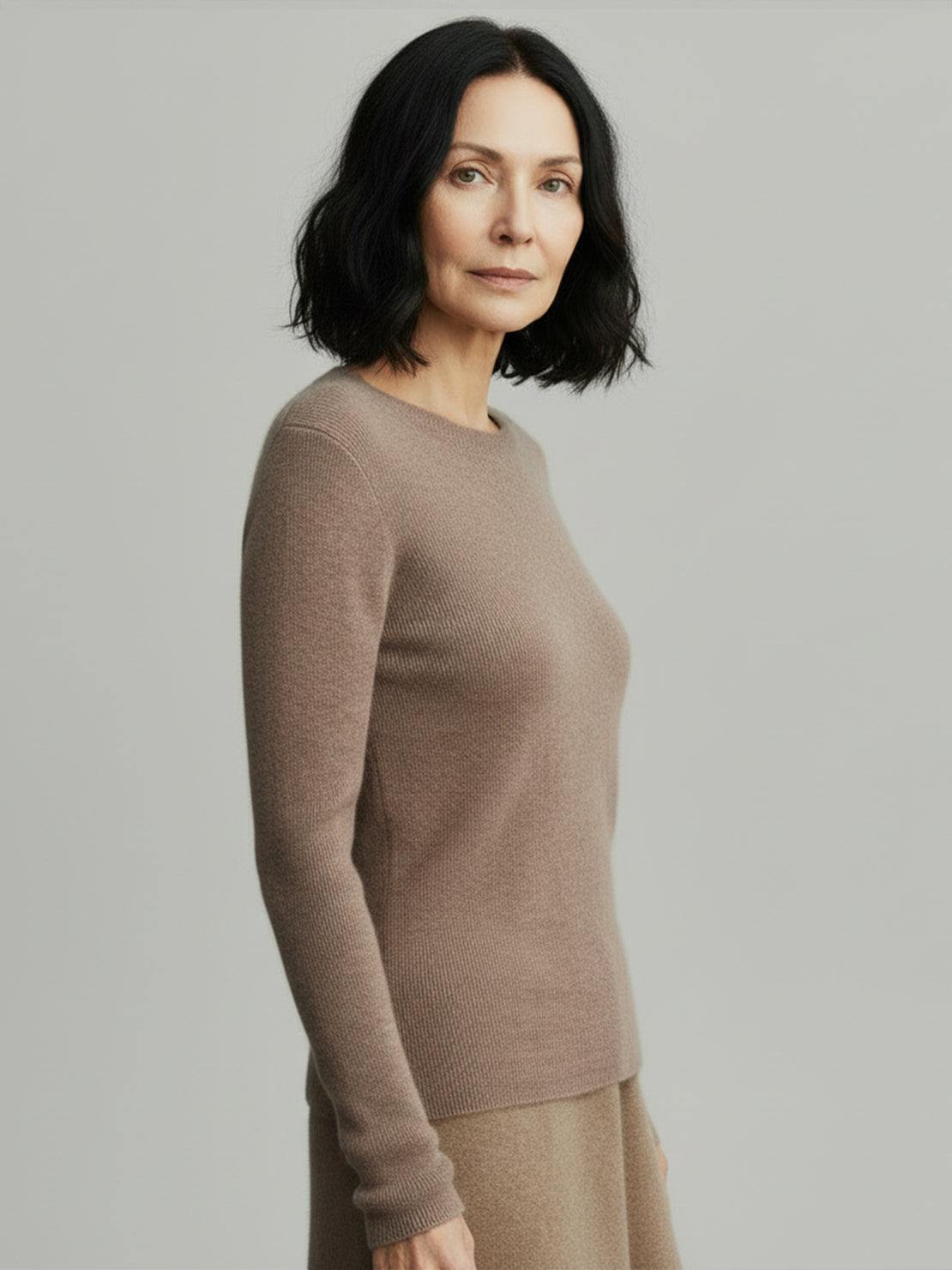 Light beige 100% cashmere round neck pullover with long sleeves and hip-length cut