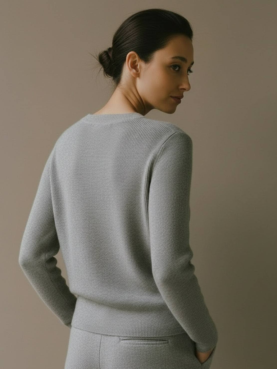 Lightweight 100% cashmere round neck pullover with long sleeves and hip-length cut