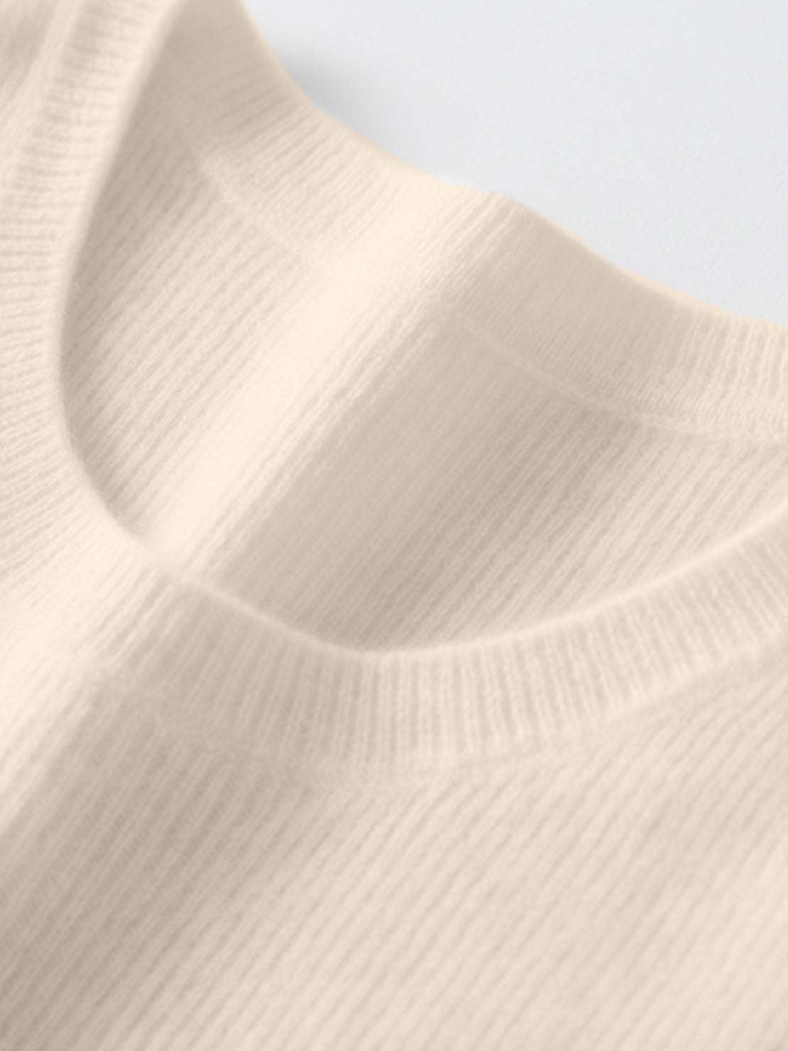 100% pure cashmere round neck pullover with long sleeves and hip-length cut
