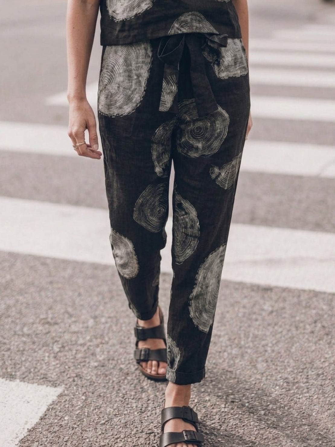 Relaxed cotton-linen set with short-sleeve top and straight-leg pants in a breathable monochrome fabric