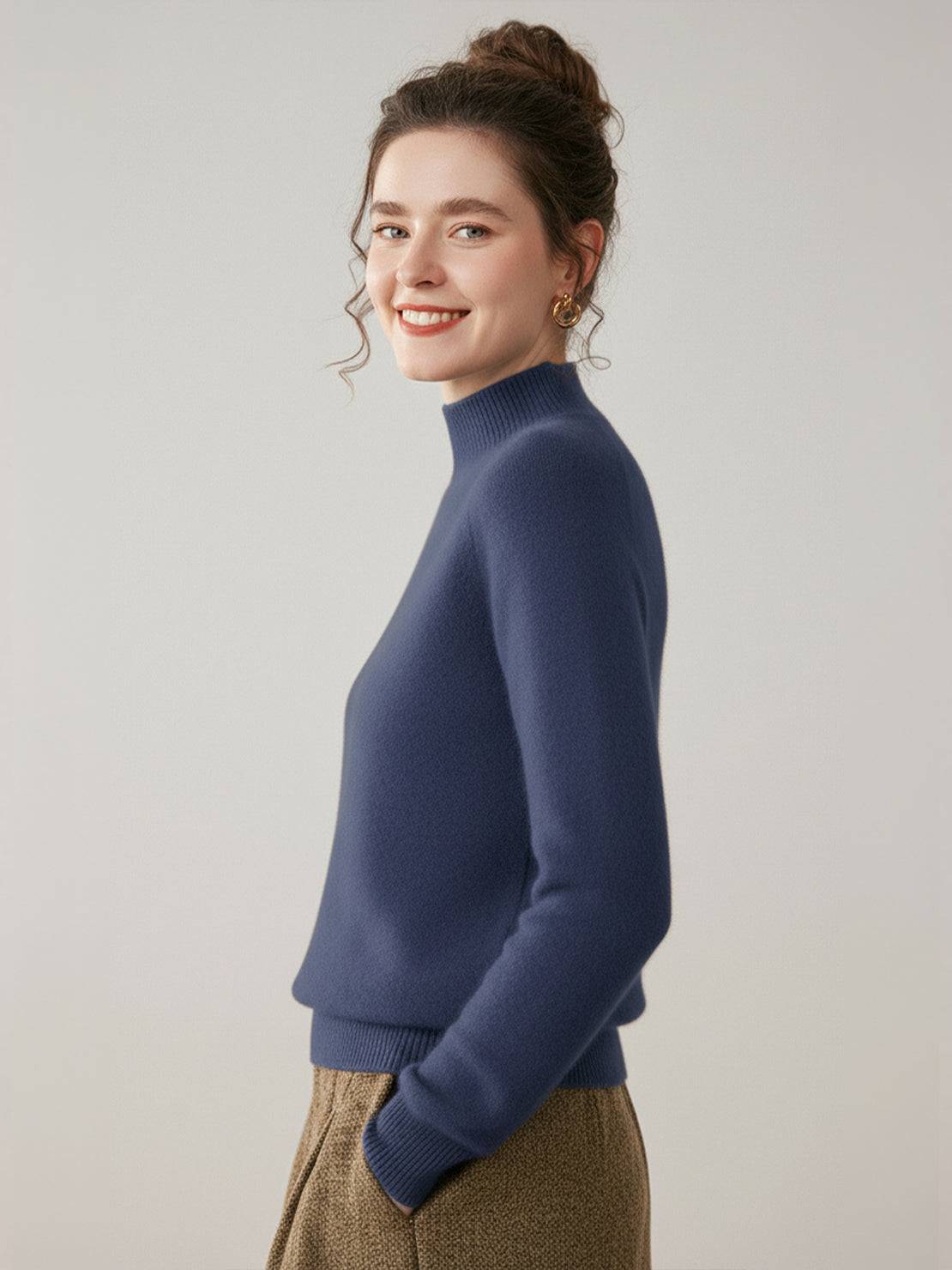 Lightweight 100% Italian cashmere sweater with mock-neck and regular fit for breathable, warm comfort