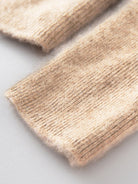 100% cashmere round neck pullover with long sleeves and hip-length cut