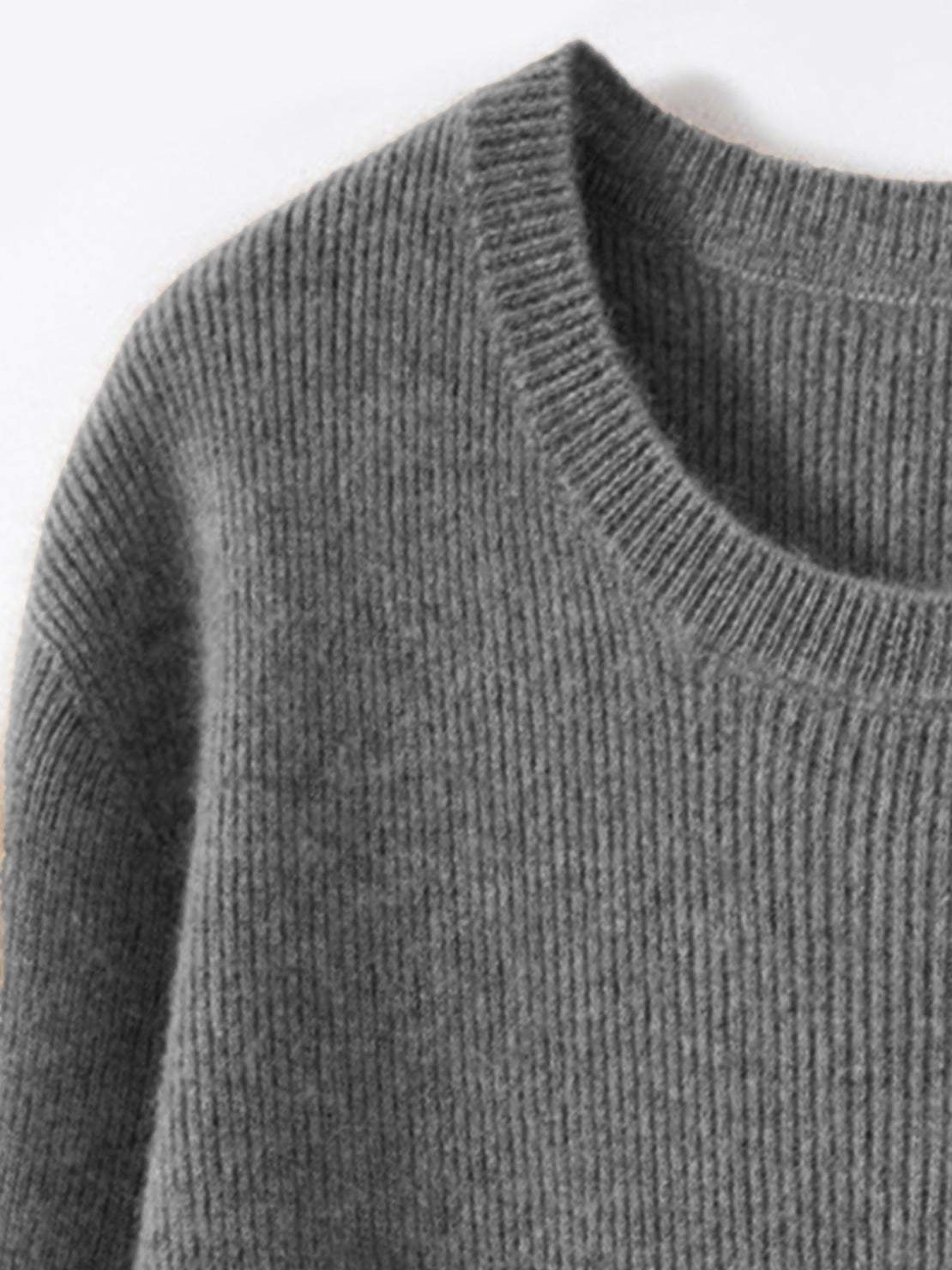 Lightweight 100% cashmere round neck pullover with long sleeves and hip-length cut