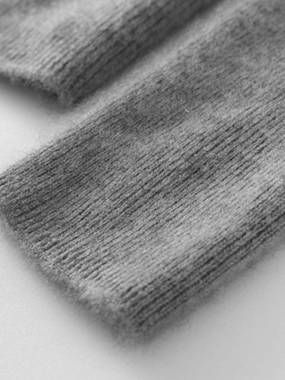 Lightweight 100% cashmere round neck pullover with long sleeves and hip-length cut