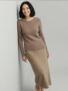 100% cashmere round neck pullover with long sleeves and hip-length cut in neutral tone