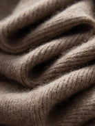 100% cashmere round neck pullover with long sleeves and hip-length cut