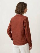 100% linen V-neck shirt with relaxed fit and long button cuffs