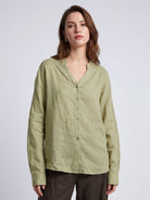 Loose fit 100% linen V-neck shirt with long sleeves and wide cuffs in sand color