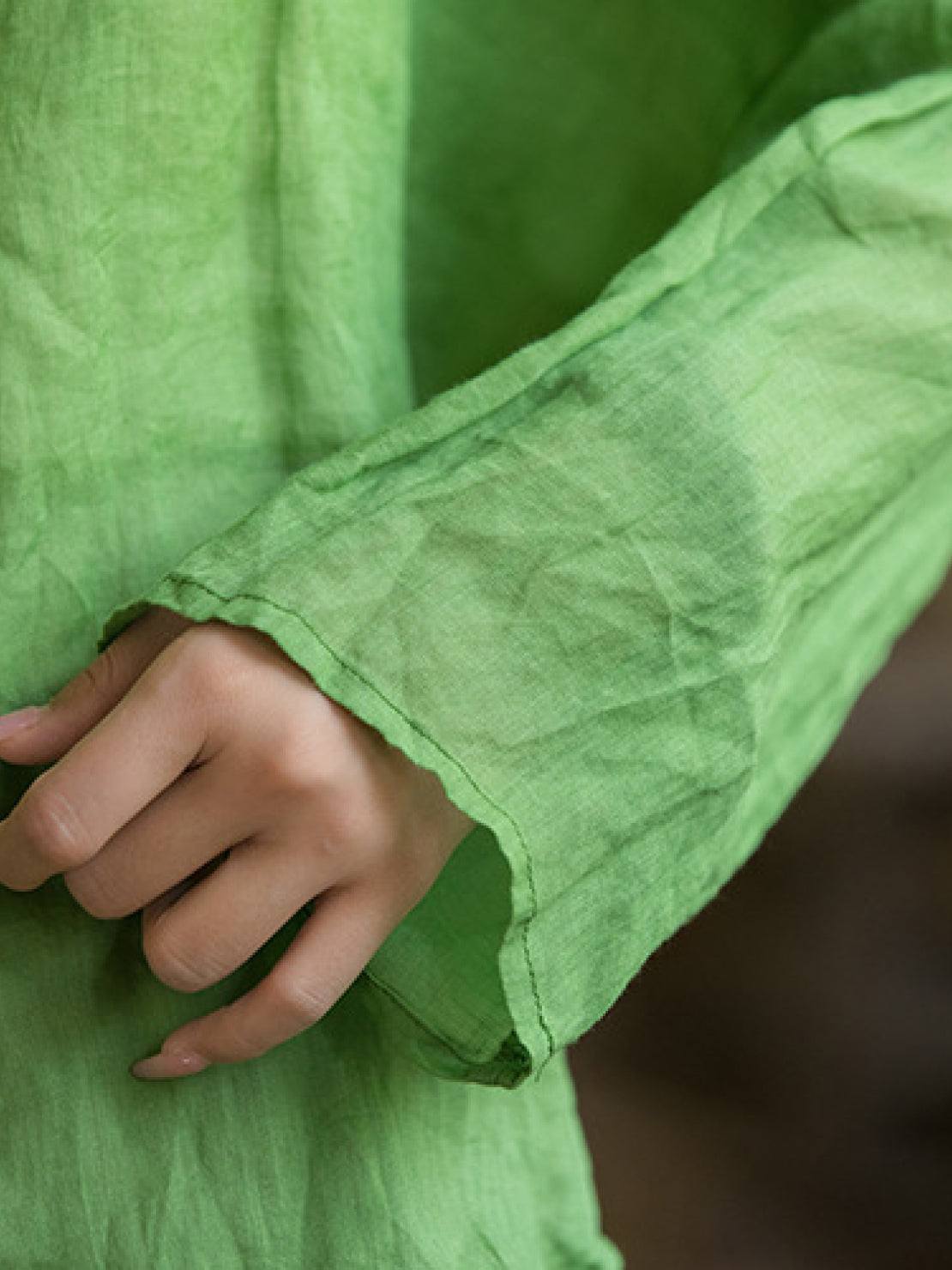 Oversized 100% linen blouse with frog-button closure and curved hem in lightweight fabric